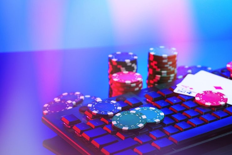 Pengguna bermain di perangkat mobile dengan perlindungan data dan koneksi aman